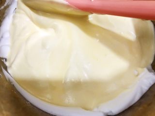 12、戚风小蛋糕,最后全部蛋白跟蛋黄糊混合