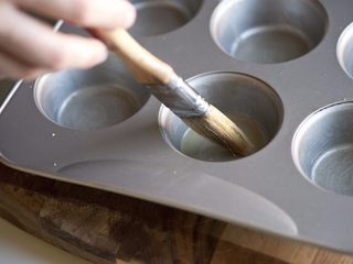 2、培根，鸡蛋和烤面包杯,给松饼杯上油