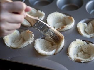 7、培根，鸡蛋和烤面包杯,用熔化的黄油刷面包的顶部