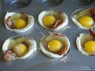 11、培根，鸡蛋和烤面包杯,然后在375度F烤箱中烘烤约20-25分钟; 