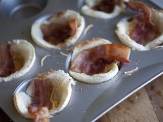 9、培根，鸡蛋和烤面包杯,在每个杯子里放一块培根