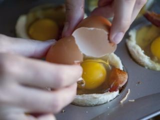 10、培根，鸡蛋和烤面包杯,每个松饼杯加一个大蛋。根据蛋的大小，一些白色可能会耗尽，只需使用纸巾清洁每个松饼杯周围，以确保蛋杯一旦烘烤即可轻松取出。