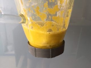 1、南瓜面包,100克南瓜和120克水用料理机打糊。取100克备用