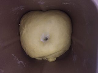 3、南瓜面包,发酵到2--3倍。用手指戳洞不明显回缩就OK了