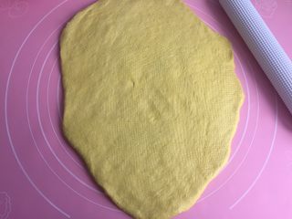 4、南瓜面包,擀开排气。