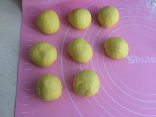 5、南瓜面包,均匀分成八个，搓圆松弛5--8分钟