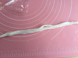 6、南瓜面包,期间准备32根30cm长的棉线