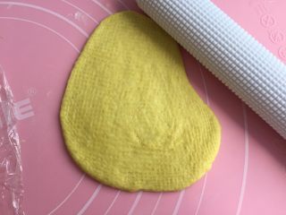 8、南瓜面包,取一个松弛好的面团再次排气