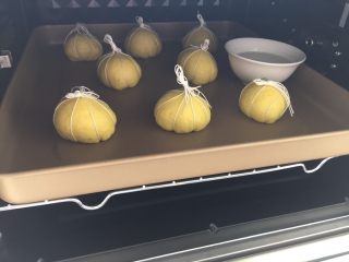 11、南瓜面包,放入烤箱，里面置一碗热水。关门发酵