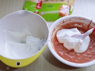 9、6寸红丝绒戚风蛋糕,取三分之一的蛋白霜加入蛋黄糊中，翻拌手法直至看不到蛋白霜。再取三分之一的蛋白霜加入蛋黄糊中，继续上面的手法，翻拌直至看不到蛋白霜。