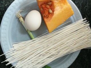 1、南瓜拌面,准备好材料