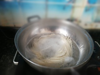 2、南瓜拌面,把面条煮熟到自己喜欢的程序