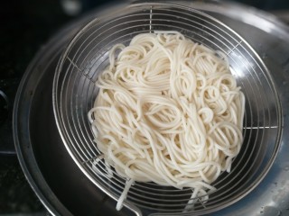 3、南瓜拌面,煮好的面条捞出控干水份