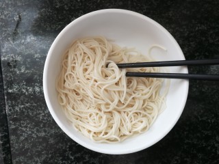 4、南瓜拌面,放一勺无味道的玉米油拌均匀，防止粘连