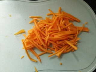 6、南瓜拌面,南瓜去皮去籽后擦成丝