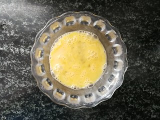 7、南瓜拌面,鸡蛋打散，加少许盐打均匀