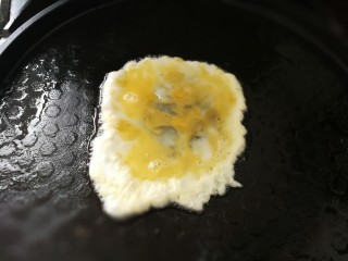 8、南瓜拌面,摊成蛋饼后切块或切丝