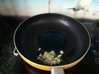 9、南瓜拌面,起锅，油热以后爆香姜和葱白