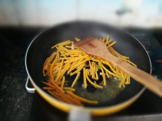 10、南瓜拌面,加入南瓜丝，大火翻炒均匀，如果太干了，适当加些水，炒至南瓜变软，