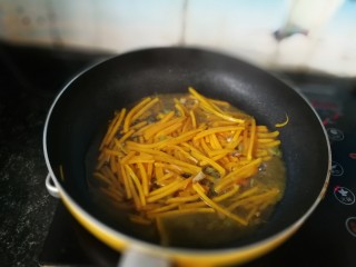 11、南瓜拌面,调入适量盐和生抽，加入半碗水，把南瓜煮出香味