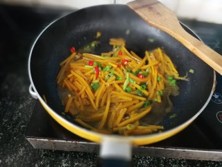 12、南瓜拌面,最后留些汤汁别收干净，加点小红椒和葱花，即可关火