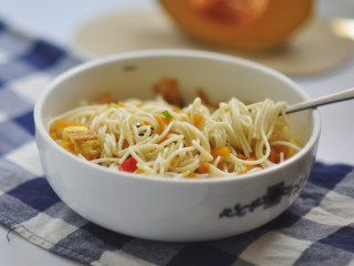 13、南瓜拌面,南瓜和鸡蛋拌面条，爽口微辣的拌面就做好了