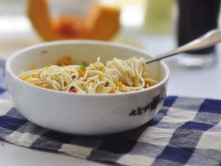 14、南瓜拌面,想吃热的，放回微波炉里转2分钟，就是热乎乎的南瓜拌面了