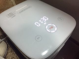 5、麻辣牛肉丝，煲剧小零嘴,启动电饭煲的煮粥功能；