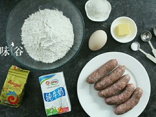 1、黑椒火腿肠面包,准备好材料。