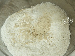 2、黑椒火腿肠面包,除黄油，黑椒肠和蛋液外其余材料混合在一起。