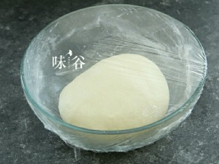 5、黑椒火腿肠面包,放在盆中盖上保鲜膜。