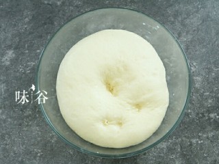 6、黑椒火腿肠面包,发酵至两倍大。