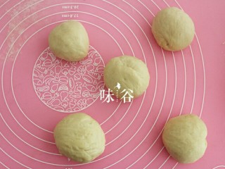 7、黑椒火腿肠面包,发酵好后拿出来再揉几下排气，然后分成五个面团。