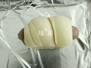 10、黑椒火腿肠面包,绕着香肠卷起来。