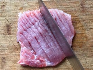 3、猪扒米汉堡,用刀背轻轻敲