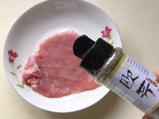 8、猪扒米汉堡,撒一点欧芹碎