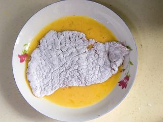 23、猪扒米汉堡,再放进蛋液里