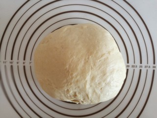 4、红豆沙小餐包,发酵好的面团取出来，排气静置15分钟