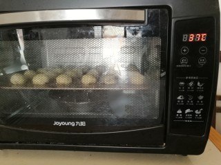 8、红豆沙小餐包,放入烤箱，选择发酵功能，发酵30分钟