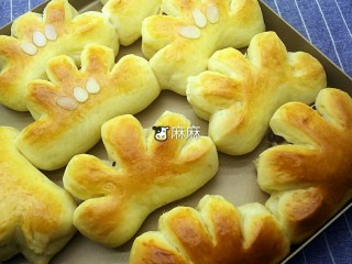 13、金黄色的花瓣雨,170°中层烤制15分钟，上色加盖锡纸。