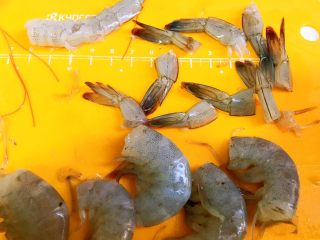 2、低脂减肥-蒸出来滴龙利鱼凤尾虾球,剪掉头尾，尾巴留用，虾头可以熬汤，虾仁扒壳