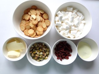 1、好吃到流眼泪的网红雪花酥,1.先将需要的材料提前称好