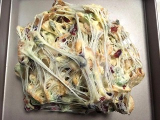 8、好吃到流眼泪的网红雪花酥,8.戴上手套趁热将棉花糖开始由内向外掰，边掰边往里面收，让棉花糖的千丝万缕包裹起来