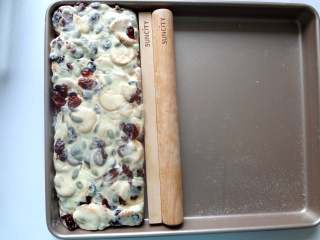 9、好吃到流眼泪的网红雪花酥,9.基本包裹好后放入阳晨不粘烤盘中用牛轧糖整形棒配合手开始整形，贴着烤盘边整形更方便