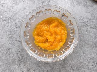 4、南瓜糯米糍,蒸熟用勺子按成泥状，蒸出的南瓜水不用倒掉