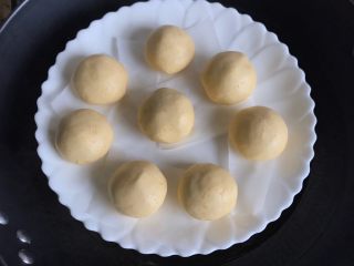 12、南瓜糯米糍,南瓜糯米球下面垫油纸锅中水烧热上锅蒸10分钟左右熟透即可