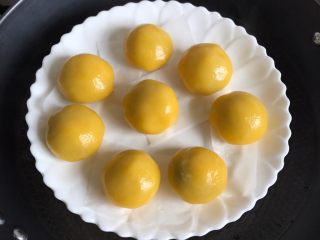 13、南瓜糯米糍,时间到，哇！黄亮亮的颜色已经很诱惑了