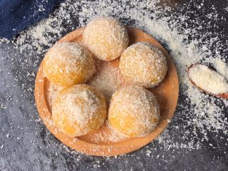 15、南瓜糯米糍,淡淡的椰香，咬一口满满的满足感，豆沙也特别好吃！