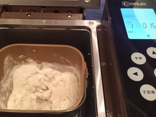 1、危险与美味并存一一德国碱水包,将面包的所有材料（除黄油、烘焙碱水、烘焙盐）放入面包机内，启动和面程序，和面15分钟（剩8分钟时放入黄油）