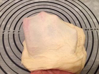 2、危险与美味并存一一德国碱水包,检查面团，只需揉至扩展阶段即可。